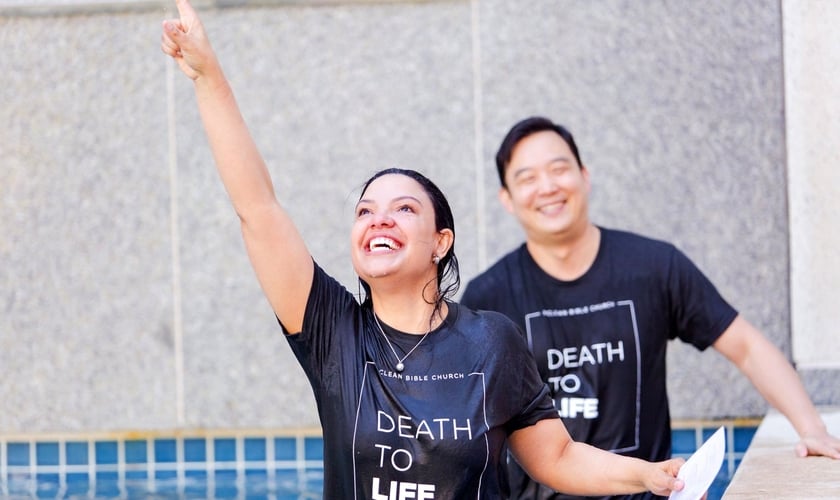 Mulher após ser batizada nas águas na McLean Bible Church, no nordeste da Virgínia. (Foto: Reprodução/Facebook)
