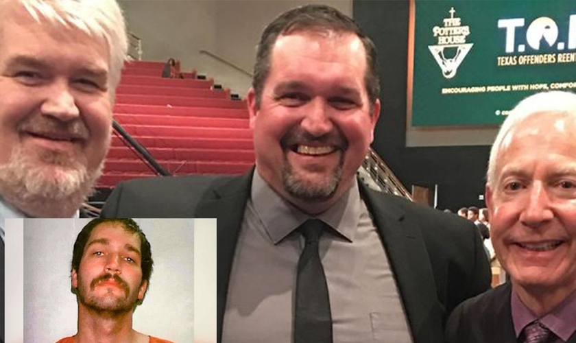 Ron Adkins quando foi preso (no destaque) e hoje como ministro do Evangelho (no centro da foto). (Foto: Reprodução/Facebook)