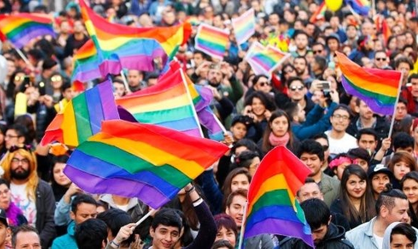 Milhares juntam-se à parada do orgulho gay anual de Santiago, Chile. (Foto: Reprodução/EFE)