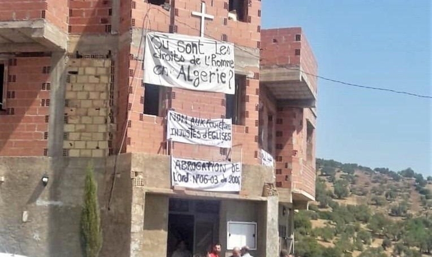 Cristãos impedem fechamento de igreja com cartazes e oração. (Foto: Reprodução/Morning Star)