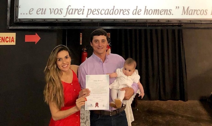 Fael, a esposa Anna Flávia e Laura, a filha do casal que nasceu em abril deste ano. (Foto: Reprodução/Instagram)