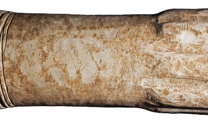 Altar de pedra cilíndrico de 2.800 anos de idade descoberto recentemente em um santuário na antiga cidade de Atarote, na Jordânia. (Foto: Reprodução/Adam Bean)