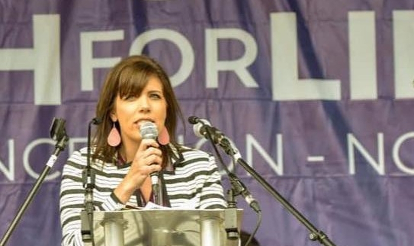 Melissa Ohden, sobrevivente de aborto, em defesa dos bebês.. (Foto: Reprodução/Facebook)