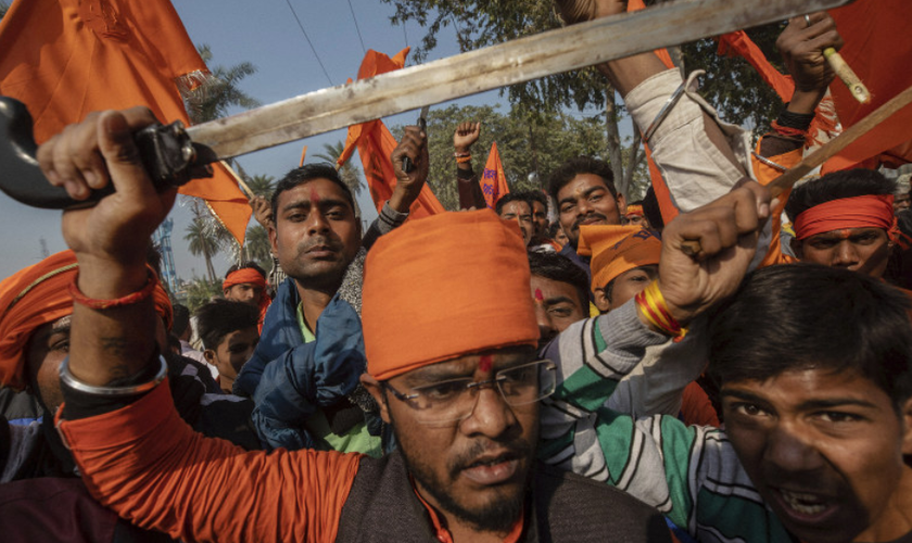 Extremistas hindus usam espadas para ameaçar os cristãos. (Foto: Reprodução/Mainichi)