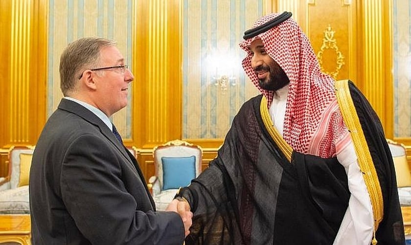 Joel C. Rosenberg (à esquerda) é recebido pelo príncipe herdeiro saudita Mohammed bin Salman no Palácio Real em Jidá. (Foto: Embaixada Saudita em Washington)