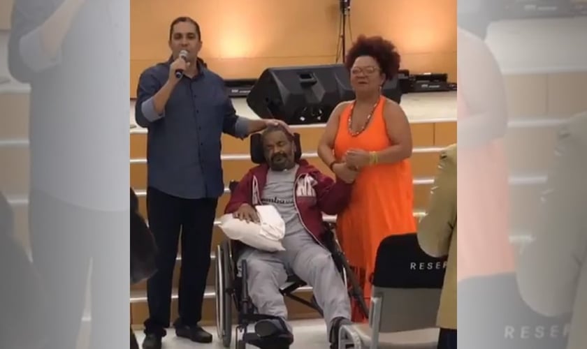 Waguinho junto com Arlindo Cruz e sua esposa Barbara. (Foto: Reprodução/Instagram)
