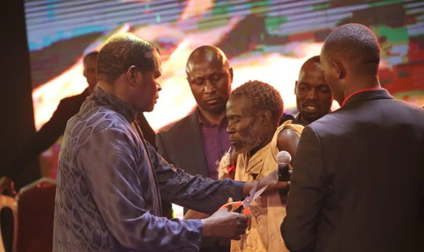 Ali Kirunda se volta para Cristo durante o evento de avivamento “77 dias de glória”, em Uganda. (Foto: Reprodução/UG News)