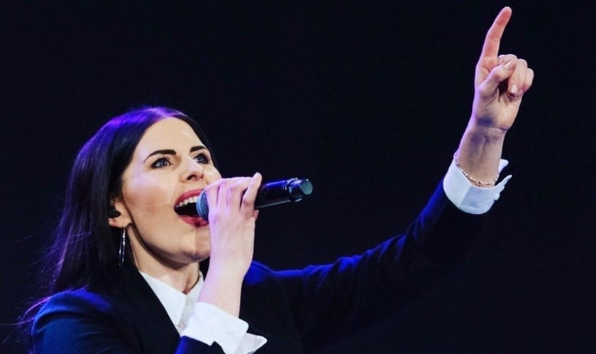 Chelsea Taylor, durante louvor. (Foto: Reprodução/Instagram)