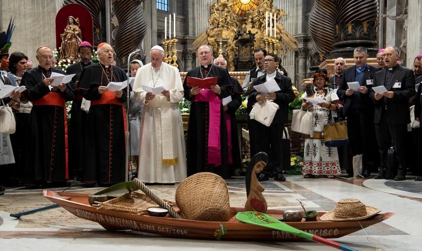 Papa Francisco participa do Sínodo dos Bispos da Amazônia no Vaticano. (Foto: Vatican Media/Handout via Reuters)