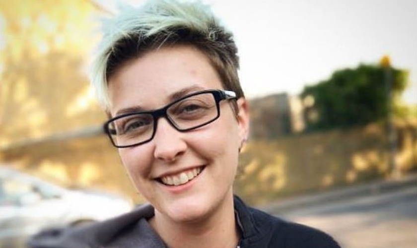 A jovem Charlie Evans deixou de ser publicamente transgênero. (Foto: Reprodução/Fempositive)