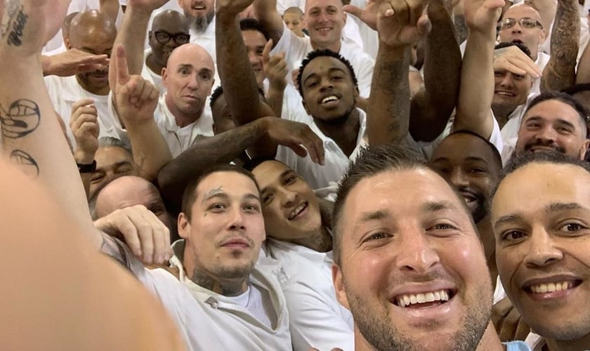 Tim Tebow faz selfie com prisioneiros de Waco, Texas. (Foto: Reprodução/Instagram)