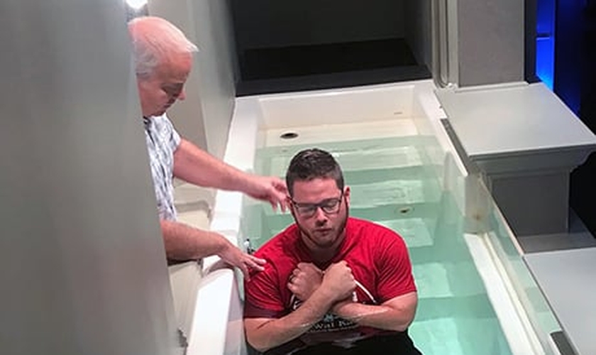 Pastor Mike Lefler (à esquerda) se prepara para batizar Brenton Winn durante um culto. (Foto: Central Baptist Church)