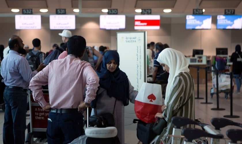 Fila para fazer o check-in de um voo no aeroporto internacional de Toronto para Riade, na Arábia Saudita. (Foto: VOA)