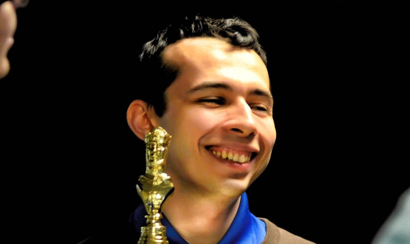 Aleksandr Lenderman com um dos troféus. (Foto: Reprodução/US Chess)