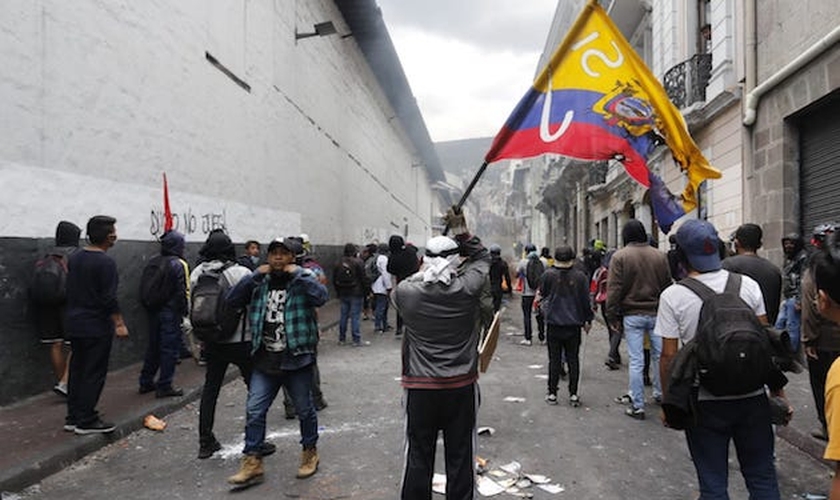 Manifestantes em Quito, Equador. (Foto: Reprodução/Twitter)