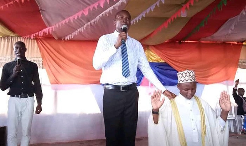 Pastor Stephen Waiswa, dos Ministérios da Evangelização da Bíblia, levando um muçulmano a Cristo. (Foto: Reprodução/UGCN)