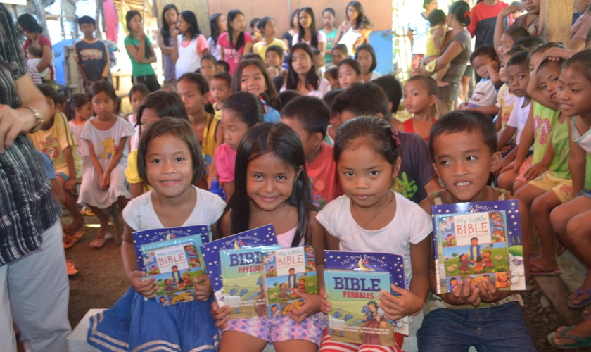 Crianças filipinas com materiais de estudos bíblicos. (Foto: Reprodução/Philippine Bible Society)