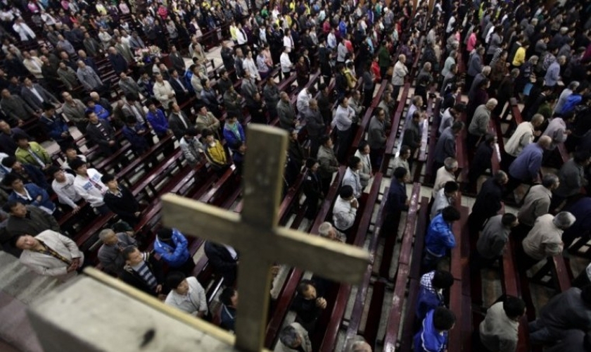 Cristãos em igreja nos arredores do condado de Qingxu, norte da China. (Foto: Reprodução/Reuters)
