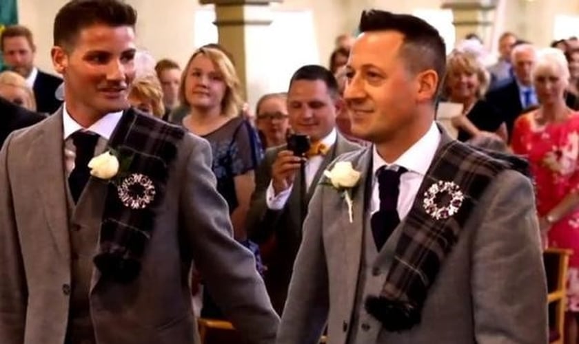 Casamento entre homens irlandeses. (Foto: Reprodução/Premier)
