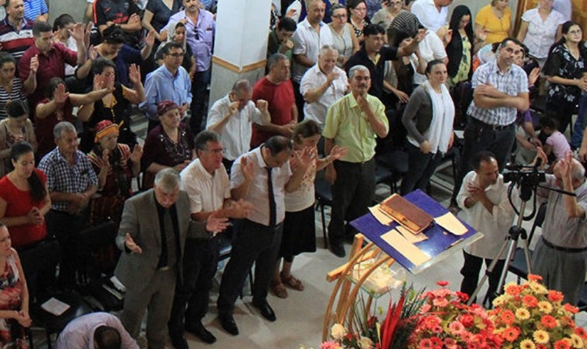 Cristãos durante Culto na Argélia. (Foto: Reprodução/SAT-7)