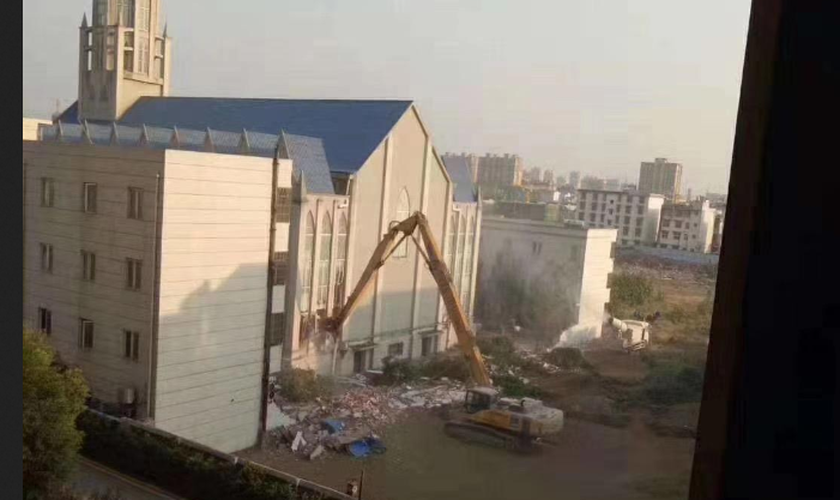 Escavadeira do governo chinês destrói igreja cristã. (Foto: Reprodução/China Aid)