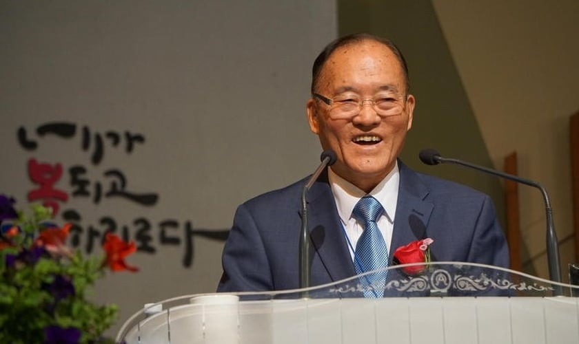 Pastor John Yoon, em sua cerimônia de aposentadoria em Lynnwood. (Foto: Gabriel Spitzer / KNKX)