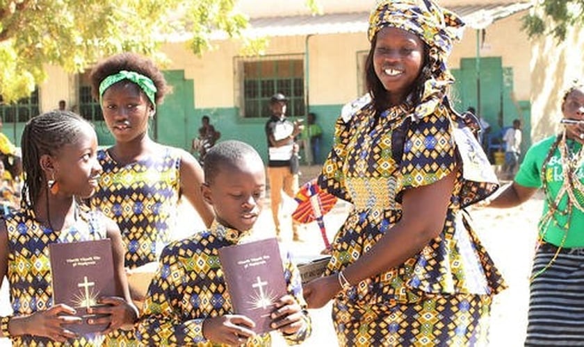 Comunidade da África com a Bíblia traduzida em seu idioma. (Foto: Reprodução/Premier)