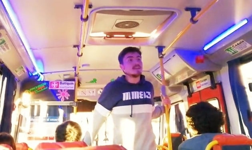 Estudante universitário cristão fala em um ônibus sobre a crise social no Chile. (Foto: Reprodução/Facebook)