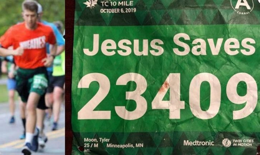 Tyler Moon durante a corrida e a identificação com seu número e o nome escolhido ‘Jesus salva’. (Foto: Reprodução/Tyler Moon)
