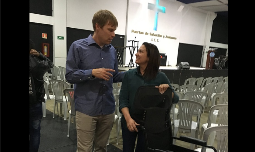 Paul Rapley conversa com a jovem já fora da cadeira de rodas. (Foto: Reprodução/Facebook)