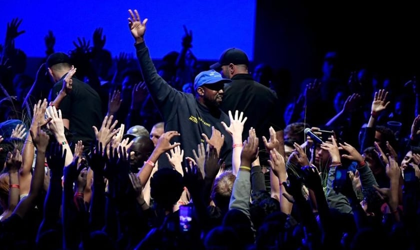 Kanye West no palco durante apresentação do álbum e filme "Jesus Is King" no The Forum em 23 de outubro de 2019 em Inglewood, Califórnia. (Foto: Reprodução/Kevin Winter/Getty)