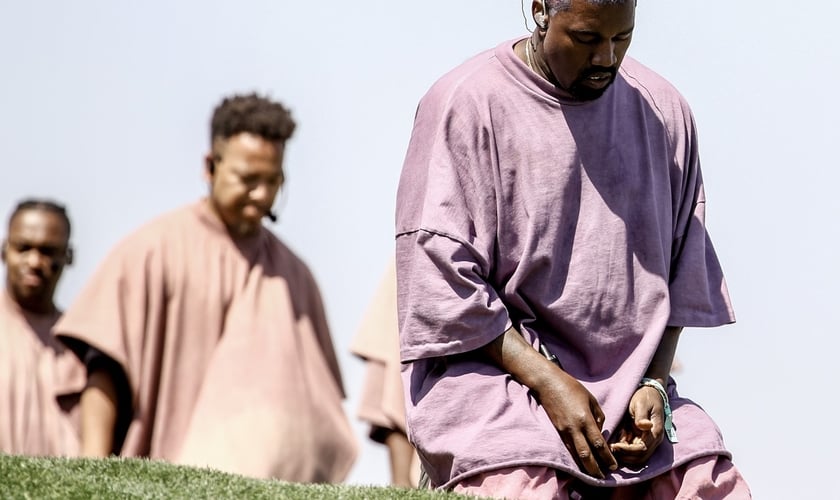 Kanye West se ajoelha durante 'Jesus Walks' no show 'Sunday Service' no Coachella, na Califórnia. (Foto: Rich Fury/AFP)