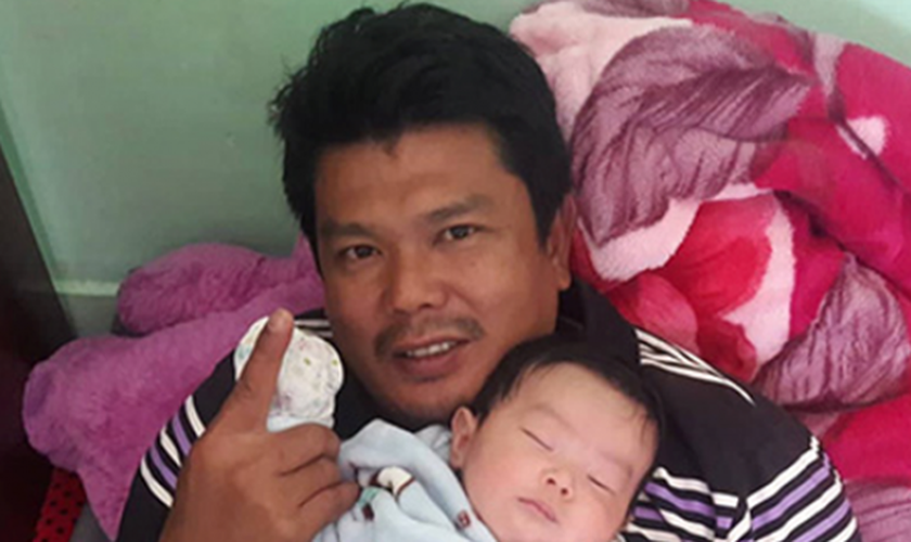 O médico voluntário e fotógrafo Zhao Sang com sua filha. (Foto: Reprodução/FBR)