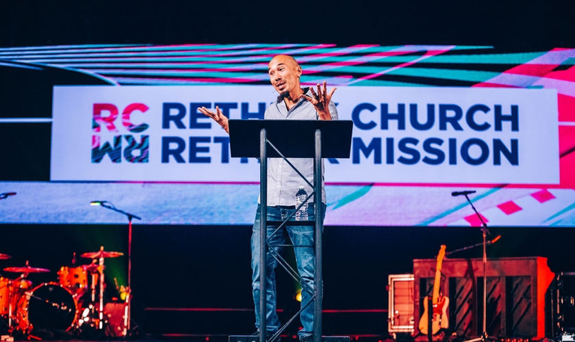 Francis Chan fala no evento "Rethink Church / Rethink Mission" na McLean Bible Church em Viena, Virgínia. (Foto: Reprodução/Josh Street)