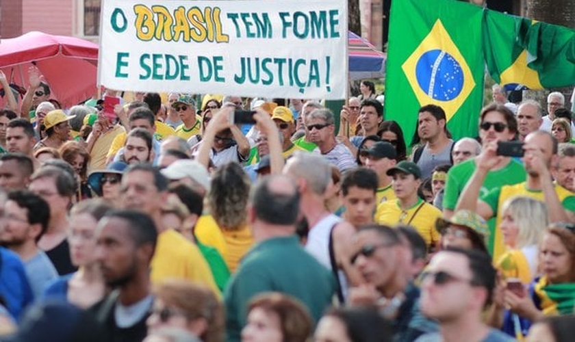 Manifestantes saíram às ruas em protesto contra decisão do STF. (Foto: Telmo Ferreira/Framephoto/Estadão Conteúdo)