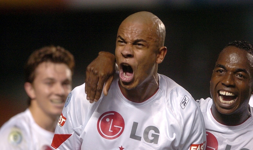 Alex Silva, em jogo como zagueiro do São Paulo. (Foto: Rubens Chiri/Site oficial SPFC)