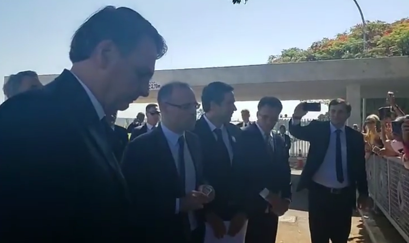 Momento da oração, feita por André Mendonça na porta do Alvorada. (Foto: Reprodução/Facebook)