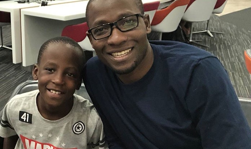 Pastor Peter Sewakiryanga com um menino sobrevivente de sacrifício infantil. (Foto: Reprodução/UGCN)