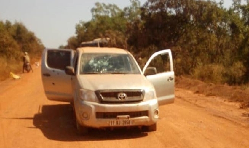 Um dos veículos cravejado de balas no ataque dos jihadistas ao comboio de funcionários no sudeste de Burkina Faso. (Foto: Reprodução/Barnabas Fund)