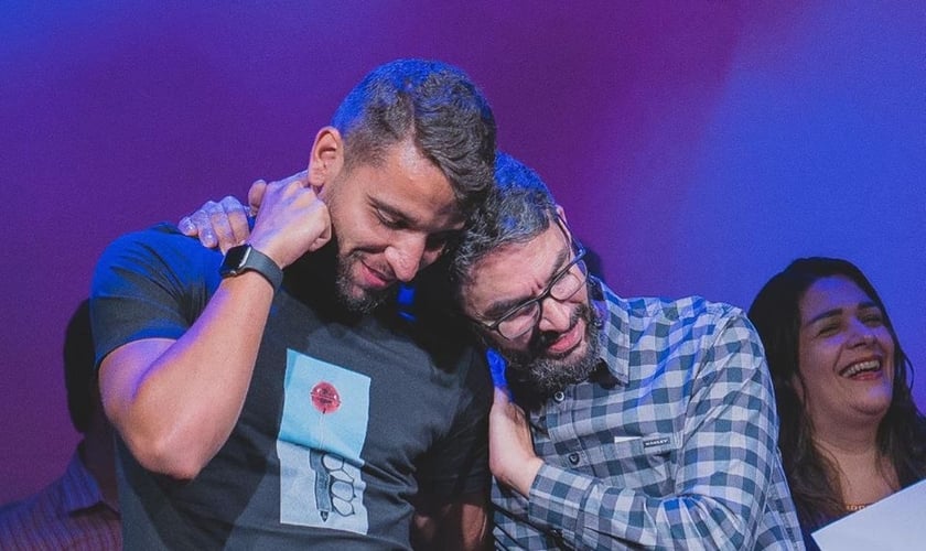 O meio-campista do Flamengo, Pepê Vilardi, ao lado do pastor Jr. Vargas. (Foto: Igreja Presbiteriana das Américas)