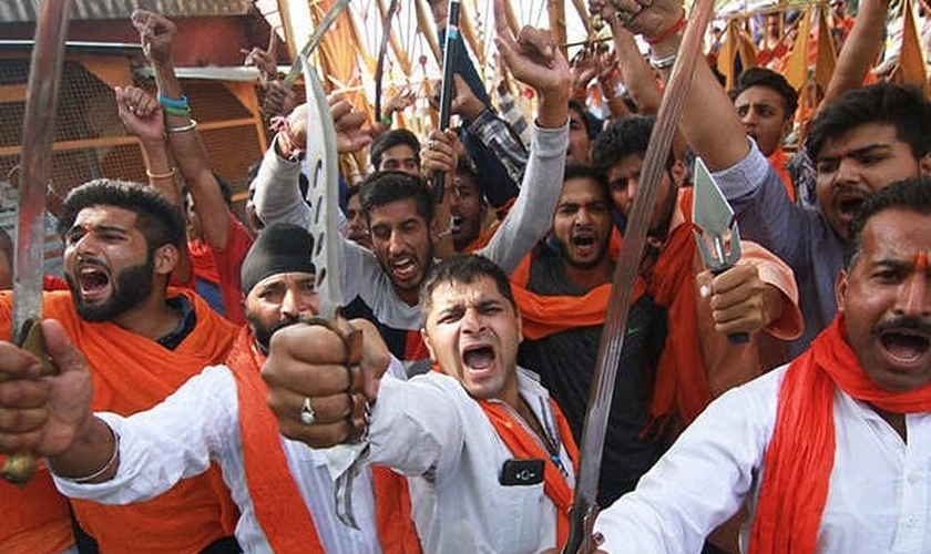 Radicais hindus em posição de ataque. (Foto: Reprodução/India Times)