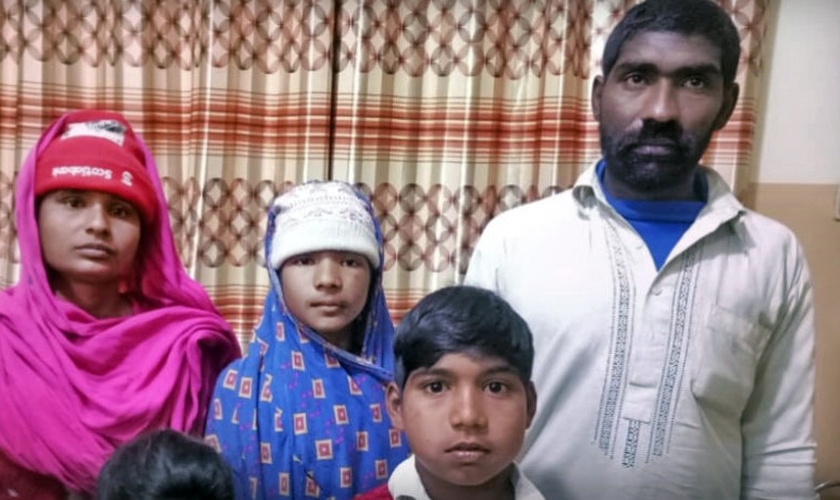 Forçadas a trabalhar, famílias cristãs são acorrentadas para impedir fuga. (Foto: Reprodução/Claas)