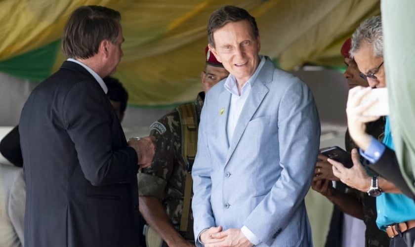 Prefeito do Rio de Janeiro, Marcelo Crivella, com o presidente Jair Bolsonaro na Vila Militar, no Rio de Janeiro. (Foto: Celso Pupo/Fotoarena/Folhapress)