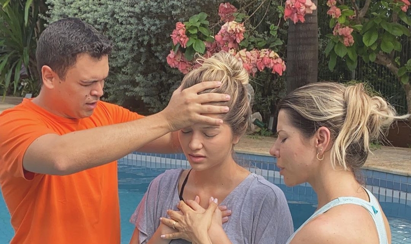 Lyandra Mota Costa, filha do cantor Leandro, foi batizada no último sábado (15). (Foto: Reprodução/Instagram)