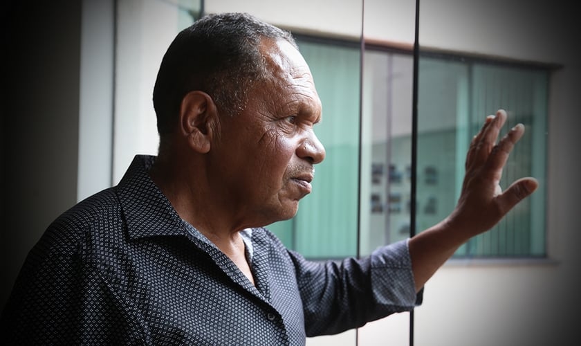 Osvaldo Henrique da Costa decidiu fechar o bar para servir como igreja. (Foto: Renata Paes)