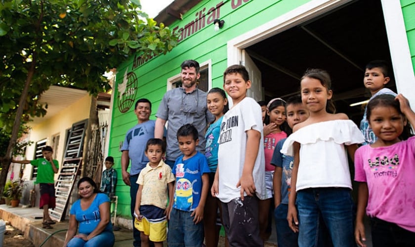 Jesús, ex-presidiário, serve com sua família em um centro de café da manhã em Mazatlan, no México. (Foto: Samaritan's Purse)