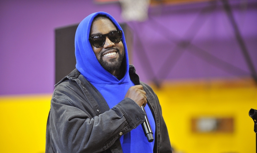 Kanye West celebrou um ano do Sunday Service com moradores de rua, em Los Angeles. (Foto: Valerie Goodloe/L.A. Sentinel)