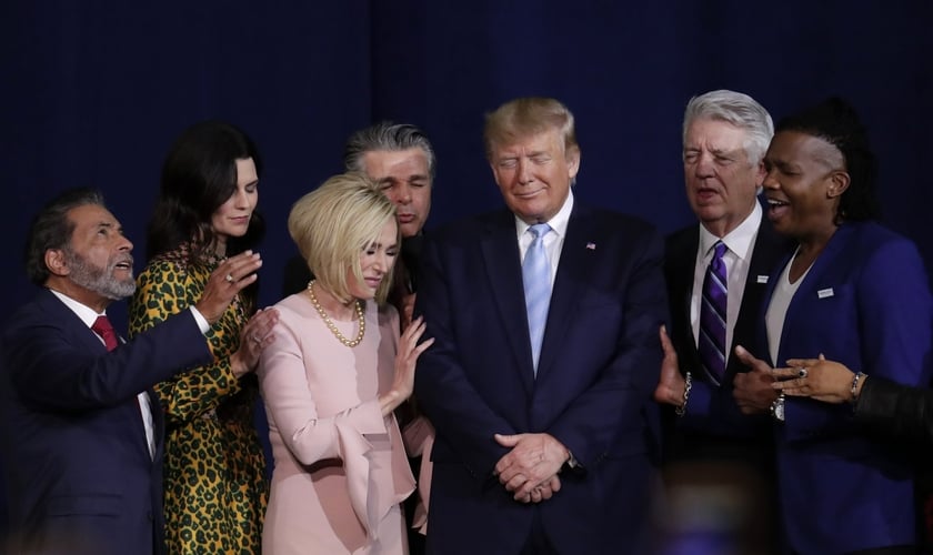 Líderes evangélicos oram pelo presidente Donald Trump na Igreja El Rey Jesús, em Miami. (Foto: AP/Lynne Sladky)