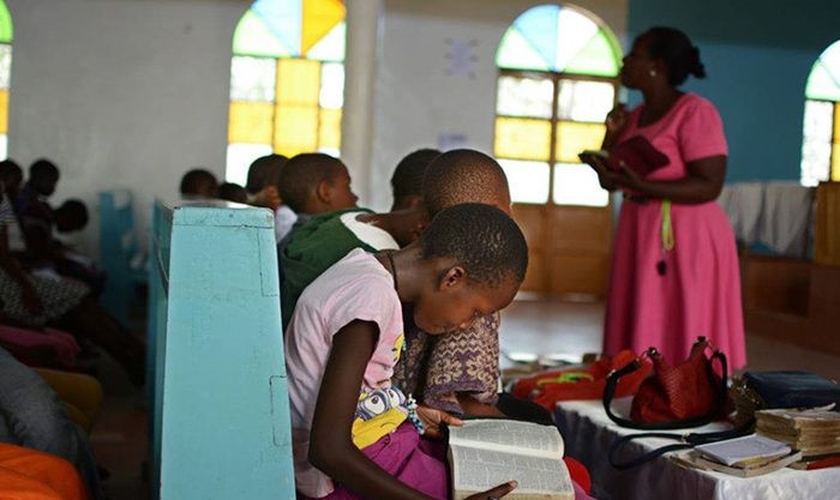 Crianças africanas leem a Bíblia. (Foto: Reprodução/Childcare Worldwide)