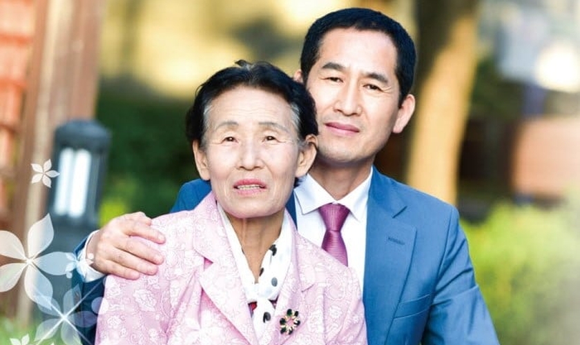 Dong-Gyu Kim e sua mãe experimentaram a cura sobrenatural de Deus. (Foto: Reprodução/Christian Telegraph)